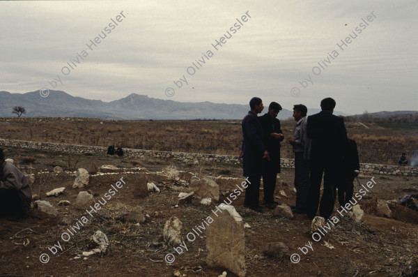 Image of sheet 19903004 photo 1: Beerdigung einer kurdischen Mutter und Bäuerin, Lice kurdische Türkei 1990.
Beerdigung in Dabulö. Die Tochter der getöteten Bäuerin Kudret Filiz, sitzt am Rande und schreit ununterbrochen bis ihr alle Glieder zu schmerzen beginnen. Als Mädchen dürfte sie nicht unter den Männer an der Beerdigung teilnehmen