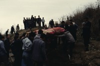 Image of sheet 19903004 photo 10: Beerdigung einer kurdischen Mutter und Bäuerin, Lice kurdische Türkei 1990.
Beerdigung in Dabulö. Die Tochter der getöteten Bäuerin Kudret Filiz, sitzt am Rande und schreit ununterbrochen bis ihr alle Glieder zu schmerzen beginnen. Als Mädchen dürfte sie nicht unter den Männer an der Beerdigung teilnehmen