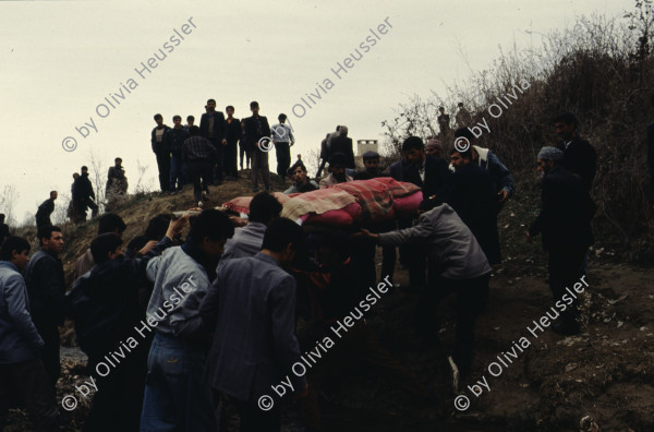 Image of sheet 19903004 photo 10: Beerdigung einer kurdischen Mutter und Bäuerin, Lice kurdische Türkei 1990.
Beerdigung in Dabulö. Die Tochter der getöteten Bäuerin Kudret Filiz, sitzt am Rande und schreit ununterbrochen bis ihr alle Glieder zu schmerzen beginnen. Als Mädchen dürfte sie nicht unter den Männer an der Beerdigung teilnehmen