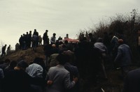 Image of sheet 19903004 photo 11: Beerdigung einer kurdischen Mutter und Bäuerin, Lice kurdische Türkei 1990.
Beerdigung in Dabulö. Die Tochter der getöteten Bäuerin Kudret Filiz, sitzt am Rande und schreit ununterbrochen bis ihr alle Glieder zu schmerzen beginnen. Als Mädchen dürfte sie nicht unter den Männer an der Beerdigung teilnehmen