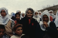 Image of sheet 19903004 photo 13: Beerdigung einer kurdischen Mutter und Bäuerin, Lice kurdische Türkei 1990.
Beerdigung in Dabulö. Die Tochter der getöteten Bäuerin Kudret Filiz, sitzt am Rande und schreit ununterbrochen bis ihr alle Glieder zu schmerzen beginnen. Als Mädchen dürfte sie nicht unter den Männer an der Beerdigung teilnehmen