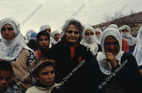 Image of sheet 19903004 photo 13: Beerdigung einer kurdischen Mutter und Bäuerin, Lice kurdische Türkei 1990.
Beerdigung in Dabulö. Die Tochter der getöteten Bäuerin Kudret Filiz, sitzt am Rande und schreit ununterbrochen bis ihr alle Glieder zu schmerzen beginnen. Als Mädchen dürfte sie nicht unter den Männer an der Beerdigung teilnehmen