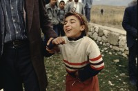 Image of sheet 19903004 photo 14: Beerdigung einer kurdischen Mutter und Bäuerin, Lice kurdische Türkei 1990.
Beerdigung in Dabulö. Die Tochter der getöteten Bäuerin Kudret Filiz, sitzt am Rande und schreit ununterbrochen bis ihr alle Glieder zu schmerzen beginnen. Als Mädchen dürfte sie nicht unter den Männer an der Beerdigung teilnehmen