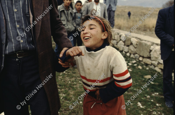 Image of sheet 19903004 photo 14: Beerdigung einer kurdischen Mutter und Bäuerin, Lice kurdische Türkei 1990.
Beerdigung in Dabulö. Die Tochter der getöteten Bäuerin Kudret Filiz, sitzt am Rande und schreit ununterbrochen bis ihr alle Glieder zu schmerzen beginnen. Als Mädchen dürfte sie nicht unter den Männer an der Beerdigung teilnehmen