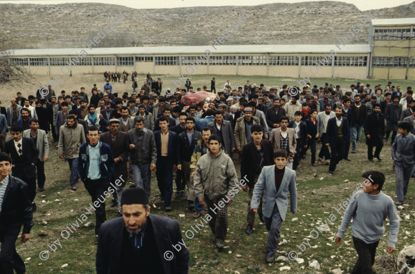 Image of sheet 19903004 photo 15: Beerdigung einer kurdischen Mutter und Bäuerin, Lice kurdische Türkei 1990.
Beerdigung in Dabulö. Die Tochter der getöteten Bäuerin Kudret Filiz, sitzt am Rande und schreit ununterbrochen bis ihr alle Glieder zu schmerzen beginnen. Als Mädchen dürfte sie nicht unter den Männer an der Beerdigung teilnehmen