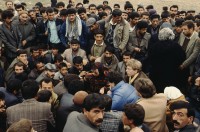 Image of sheet 19903004 photo 16: Beerdigung einer kurdischen Mutter und Bäuerin, Lice kurdische Türkei 1990.
Beerdigung in Dabulö. Die Tochter der getöteten Bäuerin Kudret Filiz, sitzt am Rande und schreit ununterbrochen bis ihr alle Glieder zu schmerzen beginnen. Als Mädchen dürfte sie nicht unter den Männer an der Beerdigung teilnehmen