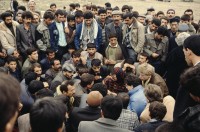 Image of sheet 19903004 photo 17: Beerdigung einer kurdischen Mutter und Bäuerin, Lice kurdische Türkei 1990.
Beerdigung in Dabulö. Die Tochter der getöteten Bäuerin Kudret Filiz, sitzt am Rande und schreit ununterbrochen bis ihr alle Glieder zu schmerzen beginnen. Als Mädchen dürfte sie nicht unter den Männer an der Beerdigung teilnehmen