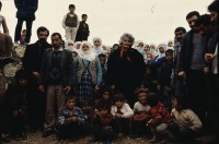 Image of sheet 19903004 photo 18: Beerdigung einer kurdischen Mutter und Bäuerin, Lice kurdische Türkei 1990.
Beerdigung in Dabulö. Die Tochter der getöteten Bäuerin Kudret Filiz, sitzt am Rande und schreit ununterbrochen bis ihr alle Glieder zu schmerzen beginnen. Als Mädchen dürfte sie nicht unter den Männer an der Beerdigung teilnehmen