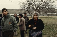 Image of sheet 19903004 photo 19: Beerdigung einer kurdischen Mutter und Bäuerin, Lice kurdische Türkei 1990.
Beerdigung in Dabulö. Die Tochter der getöteten Bäuerin Kudret Filiz, sitzt am Rande und schreit ununterbrochen bis ihr alle Glieder zu schmerzen beginnen. Als Mädchen dürfte sie nicht unter den Männer an der Beerdigung teilnehmen