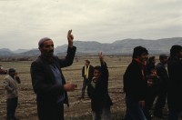 Image of sheet 19903004 photo 21: Beerdigung einer kurdischen Mutter und Bäuerin, Lice kurdische Türkei 1990.
Beerdigung in Dabulö. Die Tochter der getöteten Bäuerin Kudret Filiz, sitzt am Rande und schreit ununterbrochen bis ihr alle Glieder zu schmerzen beginnen. Als Mädchen dürfte sie nicht unter den Männer an der Beerdigung teilnehmen