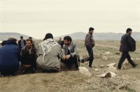 Image of sheet 19903004 photo 22: Beerdigung einer kurdischen Mutter und Bäuerin, Lice kurdische Türkei 1990.
Beerdigung in Dabulö. Die Tochter der getöteten Bäuerin Kudret Filiz, sitzt am Rande und schreit ununterbrochen bis ihr alle Glieder zu schmerzen beginnen. Als Mädchen dürfte sie nicht unter den Männer an der Beerdigung teilnehmen