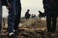 Image of sheet 19903004 photo 23: Beerdigung einer kurdischen Mutter und Bäuerin, Lice kurdische Türkei 1990.
Beerdigung in Dabulö. Die Tochter der getöteten Bäuerin Kudret Filiz, sitzt am Rande und schreit ununterbrochen bis ihr alle Glieder zu schmerzen beginnen. Als Mädchen dürfte sie nicht unter den Männer an der Beerdigung teilnehmen