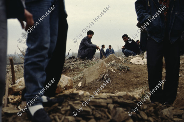 Image of sheet 19903004 photo 23: Beerdigung einer kurdischen Mutter und Bäuerin, Lice kurdische Türkei 1990.
Beerdigung in Dabulö. Die Tochter der getöteten Bäuerin Kudret Filiz, sitzt am Rande und schreit ununterbrochen bis ihr alle Glieder zu schmerzen beginnen. Als Mädchen dürfte sie nicht unter den Männer an der Beerdigung teilnehmen