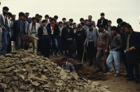 Image of sheet 19903004 photo 24: Beerdigung einer kurdischen Mutter und Bäuerin, Lice kurdische Türkei 1990.
Beerdigung in Dabulö. Die Tochter der getöteten Bäuerin Kudret Filiz, sitzt am Rande und schreit ununterbrochen bis ihr alle Glieder zu schmerzen beginnen. Als Mädchen dürfte sie nicht unter den Männer an der Beerdigung teilnehmen