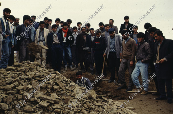 Image of sheet 19903004 photo 24: Beerdigung einer kurdischen Mutter und Bäuerin, Lice kurdische Türkei 1990.
Beerdigung in Dabulö. Die Tochter der getöteten Bäuerin Kudret Filiz, sitzt am Rande und schreit ununterbrochen bis ihr alle Glieder zu schmerzen beginnen. Als Mädchen dürfte sie nicht unter den Männer an der Beerdigung teilnehmen