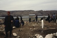 Image of sheet 19903004 photo 25: Beerdigung einer kurdischen Mutter und Bäuerin, Lice kurdische Türkei 1990.
Beerdigung in Dabulö. Die Tochter der getöteten Bäuerin Kudret Filiz, sitzt am Rande und schreit ununterbrochen bis ihr alle Glieder zu schmerzen beginnen. Als Mädchen dürfte sie nicht unter den Männer an der Beerdigung teilnehmen