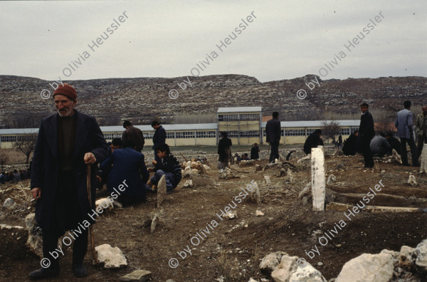 Image of sheet 19903004 photo 25: Beerdigung einer kurdischen Mutter und Bäuerin, Lice kurdische Türkei 1990.
Beerdigung in Dabulö. Die Tochter der getöteten Bäuerin Kudret Filiz, sitzt am Rande und schreit ununterbrochen bis ihr alle Glieder zu schmerzen beginnen. Als Mädchen dürfte sie nicht unter den Männer an der Beerdigung teilnehmen