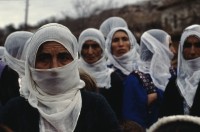 Image of sheet 19903004 photo 26: Beerdigung einer kurdischen Mutter und Bäuerin, Lice kurdische Türkei 1990.
Beerdigung in Dabulö. Die Tochter der getöteten Bäuerin Kudret Filiz, sitzt am Rande und schreit ununterbrochen bis ihr alle Glieder zu schmerzen beginnen. Als Mädchen dürfte sie nicht unter den Männer an der Beerdigung teilnehmen