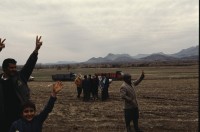 Image of sheet 19903004 photo 28: Beerdigung einer kurdischen Mutter und Bäuerin, Lice kurdische Türkei 1990.
Beerdigung in Dabulö. Die Tochter der getöteten Bäuerin Kudret Filiz, sitzt am Rande und schreit ununterbrochen bis ihr alle Glieder zu schmerzen beginnen. Als Mädchen dürfte sie nicht unter den Männer an der Beerdigung teilnehmen