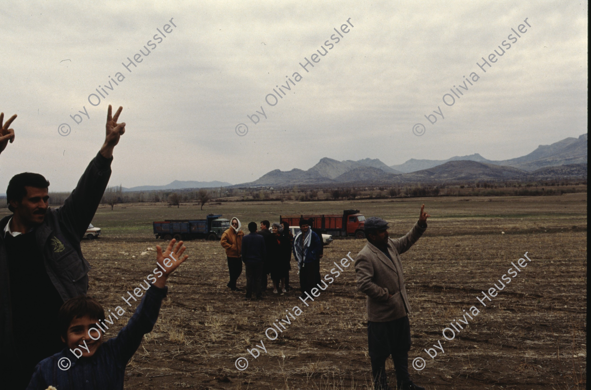 Image of sheet 19903004 photo 28: Beerdigung einer kurdischen Mutter und Bäuerin, Lice kurdische Türkei 1990.
Beerdigung in Dabulö. Die Tochter der getöteten Bäuerin Kudret Filiz, sitzt am Rande und schreit ununterbrochen bis ihr alle Glieder zu schmerzen beginnen. Als Mädchen dürfte sie nicht unter den Männer an der Beerdigung teilnehmen