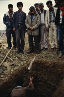 Image of sheet 19903004 photo 3: Die Tochter der getöteten Bäuerin Kudret Filiz, sitzt am Rande und schreit ununterbrochen bis ihr alle Glieder zu schmerzen beginnen. Als Mädchen dürfte sie nicht unter den Männer an der Beerdigung teilnehmen