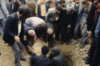 Image of sheet 19903004 photo 4: Beerdigung einer kurdischen Mutter und Bäuerin, Lice kurdische Türkei 1990.
Beerdigung in Dabulö. Die Tochter der getöteten Bäuerin Kudret Filiz, sitzt am Rande und schreit ununterbrochen bis ihr alle Glieder zu schmerzen beginnen. Als Mädchen dürfte sie nicht unter den Männer an der Beerdigung teilnehmen