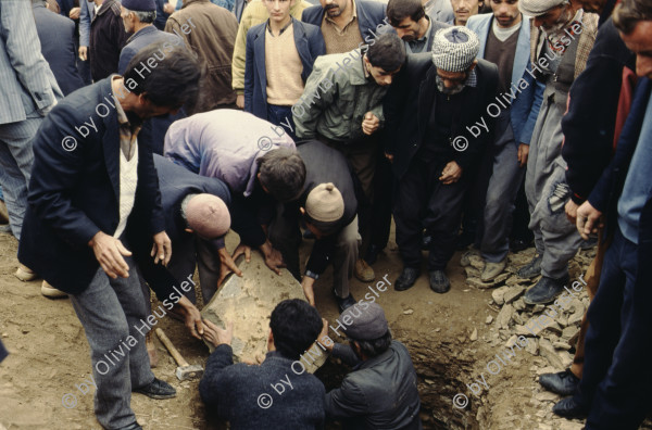 Image of sheet 19903004 photo 4: Beerdigung einer kurdischen Mutter und Bäuerin, Lice kurdische Türkei 1990.
Beerdigung in Dabulö. Die Tochter der getöteten Bäuerin Kudret Filiz, sitzt am Rande und schreit ununterbrochen bis ihr alle Glieder zu schmerzen beginnen. Als Mädchen dürfte sie nicht unter den Männer an der Beerdigung teilnehmen