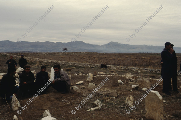 Image of sheet 19903004 photo 5: Beerdigung einer kurdischen Mutter und Bäuerin, Lice kurdische Türkei 1990.
Beerdigung in Dabulö. Die Tochter der getöteten Bäuerin Kudret Filiz, sitzt am Rande und schreit ununterbrochen bis ihr alle Glieder zu schmerzen beginnen. Als Mädchen dürfte sie nicht unter den Männer an der Beerdigung teilnehmen