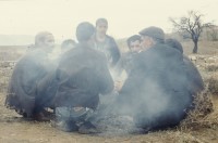 Image of sheet 19903004 photo 7: Die Tochter der getöteten Bäuerin Kudret Filiz, sitzt am Rande und schreit ununterbrochen bis ihr alle Glieder zu schmerzen beginnen. Als Mädchen dürfte sie nicht unter den Männer an der Beerdigung teilnehmen