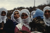 Image of sheet 19903004 photo 8: Beerdigung einer kurdischen Mutter und Bäuerin, Lice kurdische Türkei 1990.
Beerdigung in Dabulö. Die Tochter der getöteten Bäuerin Kudret Filiz, sitzt am Rande und schreit ununterbrochen bis ihr alle Glieder zu schmerzen beginnen. Als Mädchen dürfte sie nicht unter den Männer an der Beerdigung teilnehmen