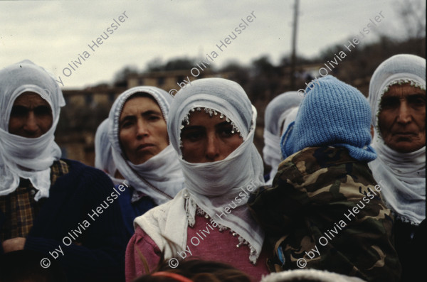 Image of sheet 19903004 photo 8: Beerdigung einer kurdischen Mutter und Bäuerin, Lice kurdische Türkei 1990.
Beerdigung in Dabulö. Die Tochter der getöteten Bäuerin Kudret Filiz, sitzt am Rande und schreit ununterbrochen bis ihr alle Glieder zu schmerzen beginnen. Als Mädchen dürfte sie nicht unter den Männer an der Beerdigung teilnehmen