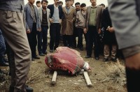 Image of sheet 19903004 photo 9: Beerdigung einer kurdischen Mutter und Bäuerin, Lice kurdische Türkei 1990.
Beerdigung in Dabulö.
Exhibition Bildbruchbild