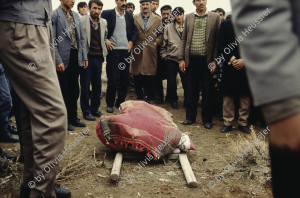 Image of sheet 19903004 photo 9: Beerdigung einer kurdischen Mutter und Bäuerin, Lice kurdische Türkei 1990.
Beerdigung in Dabulö.
Exhibition Bildbruchbild