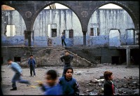 Image of sheet 19903005 photo 26: Kinder spielen in den Ruinen der Altstadt in Dijarbakir, kurdische Türkei 1990.
Dijarbakir, kurdische Türkei 1990. Postcard
Postkarte Les enfants jouent devant l'eglise Amed, dans la vieille ville de Diyarbakir. Les autorités turques bombardent la vieille ville historique considérée comme capitale de tous les Kurdes, proclamée en 1928. l'imagel a été vendu à une vente aux enchères à Genève en faveur REPORTER SANS FRONTIERES au prix maximum. il accroché à Londres et a été vendu dans les galeries. Exhibition: Counter Power, Altkirch 2017 framed pp 40 x 60 cm, C-print