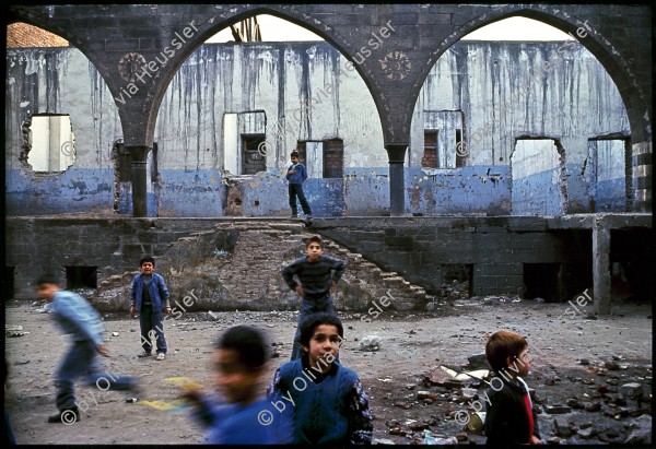 Image of sheet 19903005 photo 26: Kinder spielen in den Ruinen der Altstadt in Dijarbakir, kurdische Türkei 1990.
Dijarbakir, kurdische Türkei 1990. Postcard
Postkarte Les enfants jouent devant l'eglise Amed, dans la vieille ville de Diyarbakir. Les autorités turques bombardent la vieille ville historique considérée comme capitale de tous les Kurdes, proclamée en 1928. l'imagel a été vendu à une vente aux enchères à Genève en faveur REPORTER SANS FRONTIERES au prix maximum. il accroché à Londres et a été vendu dans les galeries. Exhibition: Counter Power, Altkirch 2017 framed pp 40 x 60 cm, C-print