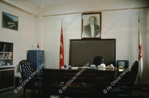 Image of sheet 19903006 photo 26: Prozess gegen drei kurdische Anwälte in Ankara, kurdische Türkei 1990.

 Im Staatsgericht Ankara. Der Prozess um den kurdischen Anwalt Vedat Aydin Nr. 5, der im Juli 91 von Todesschwadronen umgebracht wurde. Im Prozess wurden alle drei wegen Kurdisch sprechens verklagt, und später frei gesprochen. Mi: Ahmet Zeki Okçuoğlu, und re: Mustafa Oezer (HEP). In der Anklagebank. Umringt von türkischen Militärs. Die Verteidiger Innen, über 100, zogen sich unter Protest zurück und führten später ihre Plädoyer aus dem Zuschauerraum. Turkey Kurdish Kurds Die angeklagten kurdischen Anwälte v.l.n.r. Vedat Aydin, (Vedat Aydın, the Diyarbakır branch chairman of the now-defunct People’s Labor Party (HEP), was found dead on a road near Malatya on 7 July 1991, two days after armed men had taken him from his home in Diyarbakir.