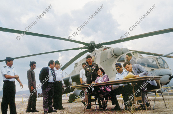 Image of sheet 19903008 photo 2: Rückgabe des gestohlenen Militärhelikopters MI -24 durch die honduranische Armee. Tegucigalpa, Honduras, 1990
Aus: «Der Traum von Solentiname» EPF, Zürich 
«El Sueño de Solentiname» IHNCA Managua p.133
Russischen Helikopter Mi-25, der von einem Ueberläufer der nicaraguanischen Streitkäfte nach Tegucigalpa geflogen wurde, Honduras 1990.