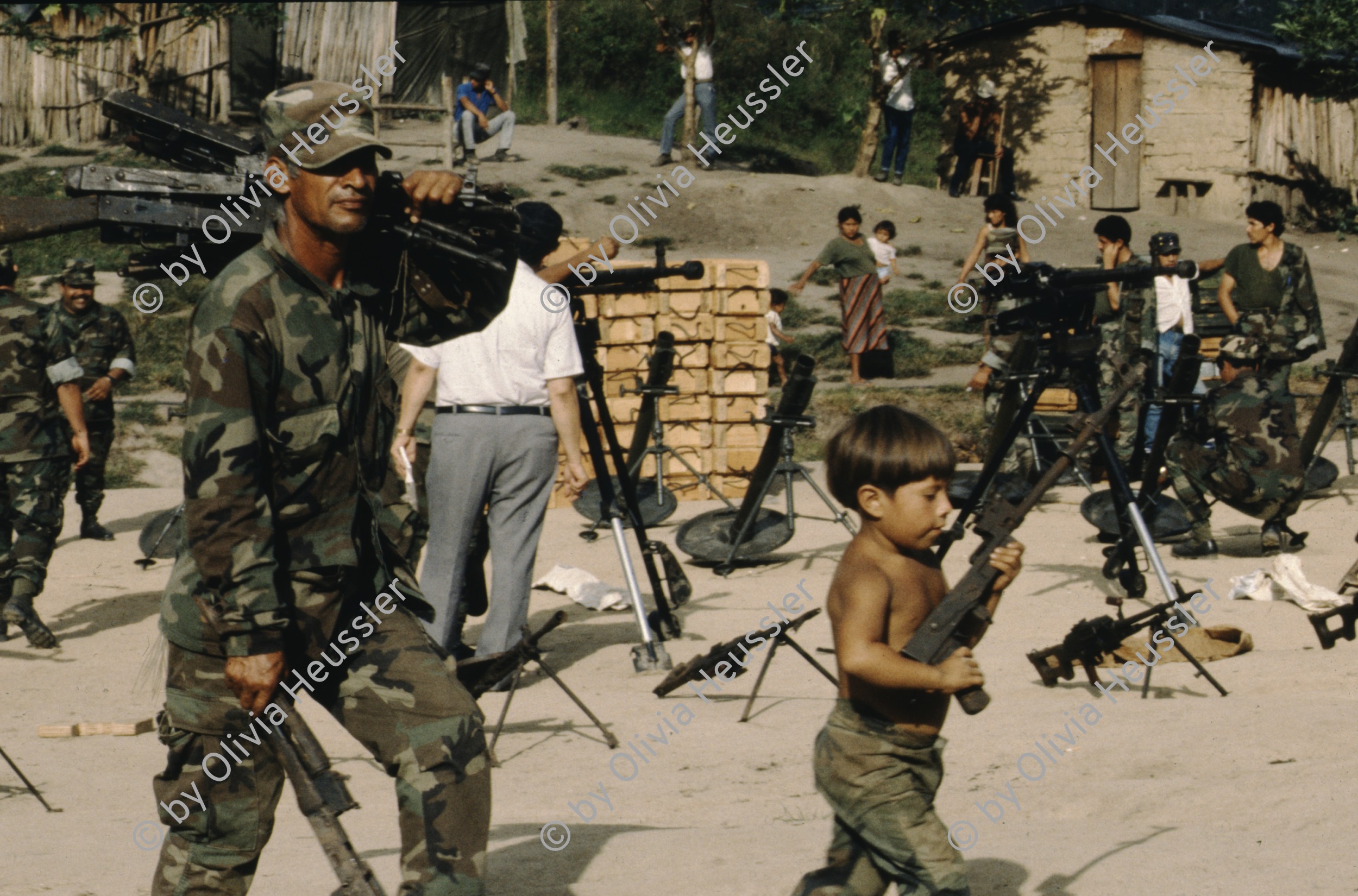 Image of sheet 19903014 photo 2: ONUCA-Truppen (United Nations Observer Group in Central America) sammeln Waffen der Contra-Rebellen, Yamales Honduras 1990.
Demobilizes Nicaraguan Resistance Forces