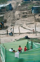 Image of sheet 19903015 photo 2: Frauen der Contra waschen sich in einem provisorischen
Badezimmer, bevor die Männer ihre Waffen an die UNO übergeben. Yamales, Dep. El Paraíso, Honduras, 1990
Aus: «Der Traum von Solentiname» EPF, Zürich 
«El Sueño de Solentiname» IHNCA Managua p.135
Bildbruchbild 2 Stk.