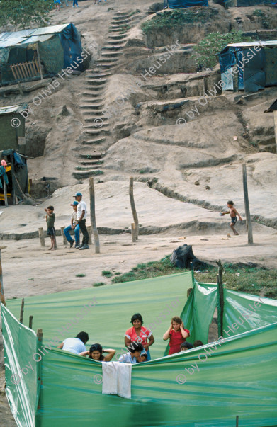 Image of sheet 19903015 photo 2: Frauen der Contra waschen sich in einem provisorischen
Badezimmer, bevor die Männer ihre Waffen an die UNO übergeben. Yamales, Dep. El Paraíso, Honduras, 1990
Aus: «Der Traum von Solentiname» EPF, Zürich 
«El Sueño de Solentiname» IHNCA Managua p.135
Bildbruchbild 2 Stk.