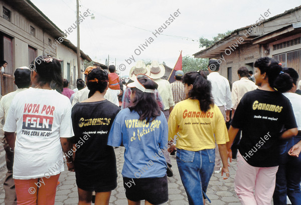 Image of sheet 19903021 photo 11: T-Shirts gedruckt vor den Präsidentschaftswahlen 1989.
«Wähle die FSLN . Alles wird besser», «Wir gewinnen. Alles wird besser!», «Wir wählen für die Zukunft». Estelí, 1. Mai 1990
Aus: «Der Traum von Solentiname» EPF, Zürich 
«El Sueño de Solentiname» IHNCA Managua p.129