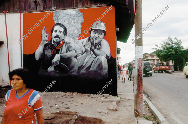 Image of sheet 19903022 photo 3: Wandbild mit Daniel Ortega (l.), Carlos Fonseca und Sergio Ramírez (r.) nach der Vorlage einer Schwarzweissfotografie. Estelí 1990
Aus: «Der Traum von Solentiname» EPF, Zürich 
«El Sueño de Solentiname» IHNCA Managua p.152