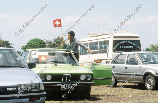 Image of sheet 19903026 photo 5: Warten auf den Schweizer Regierungsvertreter, der an der Präsidentschaftsübergabe teilnimmt. Managua, 25. April 1990

Aus: «Der Traum von Solentiname» EPF, Zürich 
«El Sueño de Solentiname» IHNCA Managua p.127