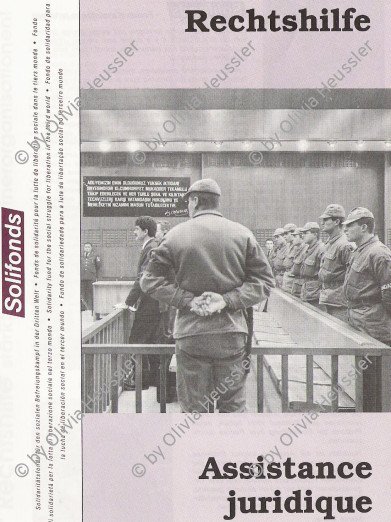 Image of sheet 19910010 photo 0: Während des Prozesses gegen drei kurdische Anwälte bewachen türkische Militäreinheiten das Geschehen. Ankara Türkei 12.90 1990 √

Während dem Prozess gegen die kurdischen Anwälte Vedat Aydin, Ahmet Zeki Okçuoğlu und Mustafa Oezer. Aydin wurde im Juli von türkischen Todesschwadronen ermordet. Ankara, Türkei 12.90 Kurdish Turkey Kurds.  Human Rights

229 Prozess gegen den kurdischen Rechtsanwalt Mustafa Oezer
19910010_0