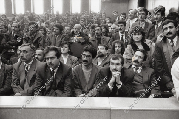 Image of sheet 19910010 photo 3: Prozess gegen die kurdischen Anwälte Vedat Aydin, Ahmet Zeki Okçuoğlu und Mustafa Oezer protestieren die Verteidiger Innen vehement gegen die Gerichtspraxis.