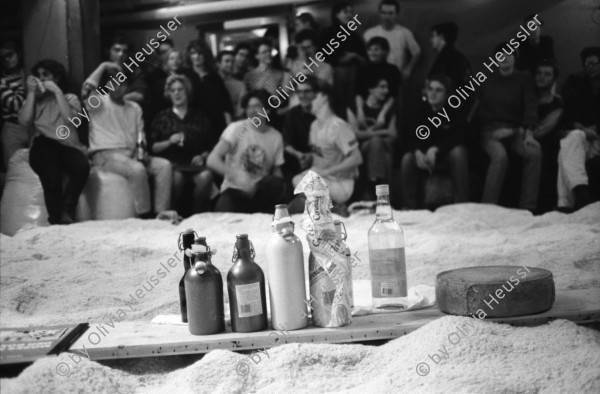 Image of sheet 19910040 photo 18: Im Café Boy gibt es eine Schwinget, Zürich 1991.  Käse von der Alp Tritt zu gewinnen! Romano Trinchese gewinnt bei den Männern. Christoph Schuler u.v.a.
Rest Kurdistan Dijarbakir. 1991 Zürich Kreis 4 Aussersihl