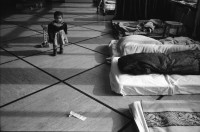 Image of sheet 19910050 photo 17: Die von der Schweiz abgewiesene Gruppe von türkischer Kurden Familien wehrt sich mit einem über 40 Tage dauernden Hungerstreik in Friedensdorf Flüeli Ranft gegen ihre Ausschaffung. Ich besuche sie mit Beat schuler und Erich Schmid. Wir erzählen unsere Erfahrungen in Kurdistan im Gespräch mit Tell Quell. trsr Im Gymnastikraum des Friedensdorfes liegen Matratzen und einige Kinder spielen da. Die Männer haben sich zusammengetan um Dankesschreiben zu bearbeiten. Kanton  Obwalden 1991