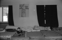 Image of sheet 19910050 photo 21: Die von der Schweiz abgewiesene Gruppe von türkischer Kurden Familien wehrt sich mit einem über 40 Tage dauernden Hungerstreik in Friedensdorf Flüeli Ranft gegen ihre Ausschaffung. Ich besuche sie mit Beat schuler und Erich Schmid. Wir erzählen unsere Erfahrungen in Kurdistan im Gespräch mit Tell Quell. trsr Im Gymnastikraum des Friedensdorfes liegen Matratzen und einige Kinder spielen da. Die Männer haben sich zusammengetan um Dankesschreiben zu bearbeiten. Kanton  Obwalden 1991