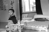 Image of sheet 19910050 photo 6: Die von der Schweiz abgewiesene Gruppe von türkischer Kurden Familien wehrt sich mit einem über 40 Tage dauernden Hungerstreik in Friedensdorf Flüeli Ranft gegen ihre Ausschaffung. Im Gymnastikraum des Friedensdorfes liegen Matratzen und einige Kinder spielen da. Kanton  Obwalden Schweiz child girl kurdish hunger strike Swiss kurds Switzerland Europe 1991 √
© 1991, OLIVIA HEUSSLER / www.clic.li