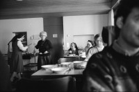 Image of sheet 19910060 photo 10: The Kurdish refugees in Flüeli Ranft write thank you letters to the people after a hunger strike to protest the deportation